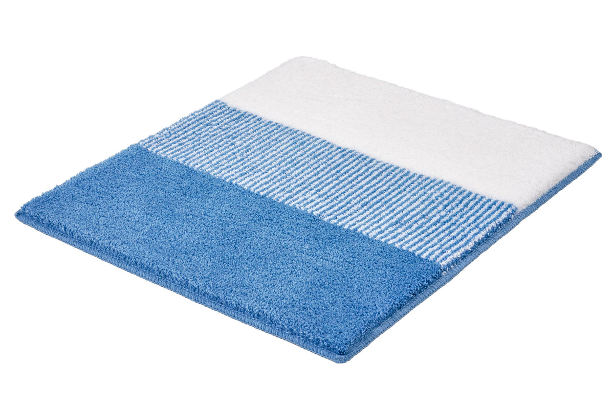 Blau-weiße Badematte mit gestreiftem Muster auf weißem Hintergrund.