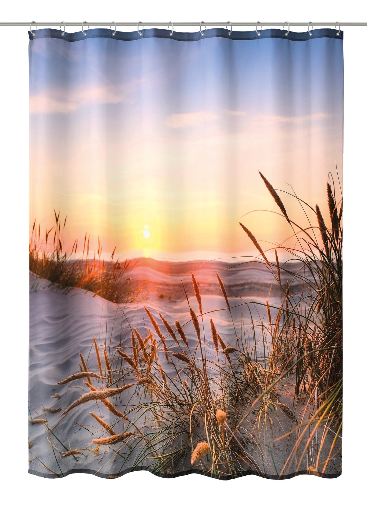 Sonnenuntergang über Sanddünen mit Gräsern am ruhigen Strand und Meer