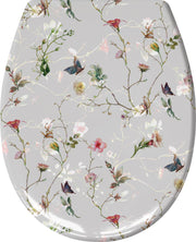 Grauer Toilettensitz mit zarten Blumenranken und bunten Schmetterlingen