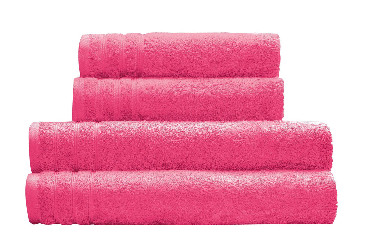 Vier gefaltete pinke Frottee-Handtücher in zwei unterschiedlichen Größen