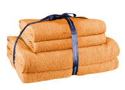 Gefaltetes orangefarbenes Handtuch-Set mit dunkelblauem Geschenkband
