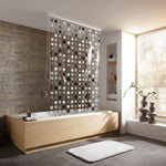 Moderne Badewanne mit Duschvorhang in hellem, stilvollem Badezimmer