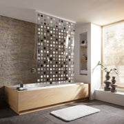 Moderne Badewanne mit Duschvorhang in hellem, stilvollem Badezimmer