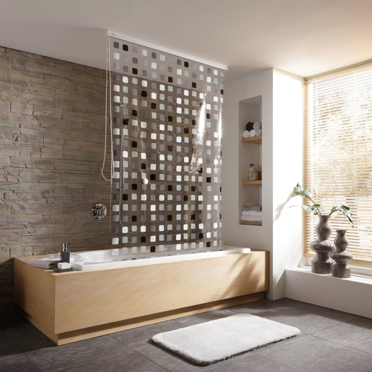 Moderne Badewanne mit Duschvorhang in hellem, stilvollem Badezimmer