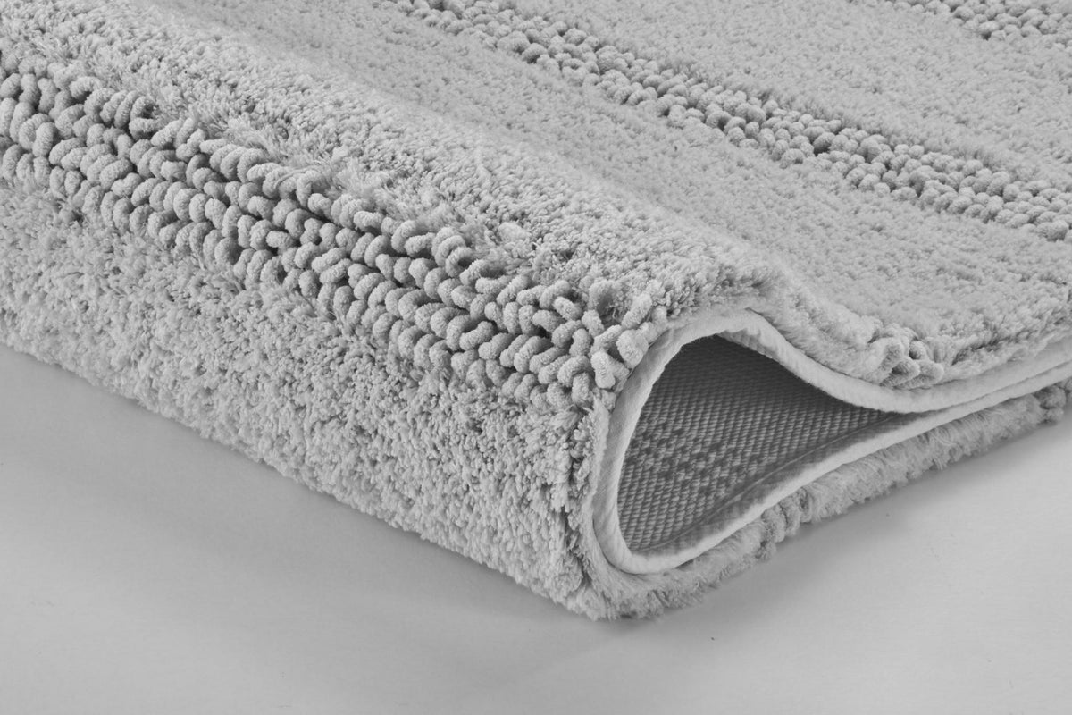 Nahaufnahme einer flauschigen Badematte mit strukturierter Oberfläche