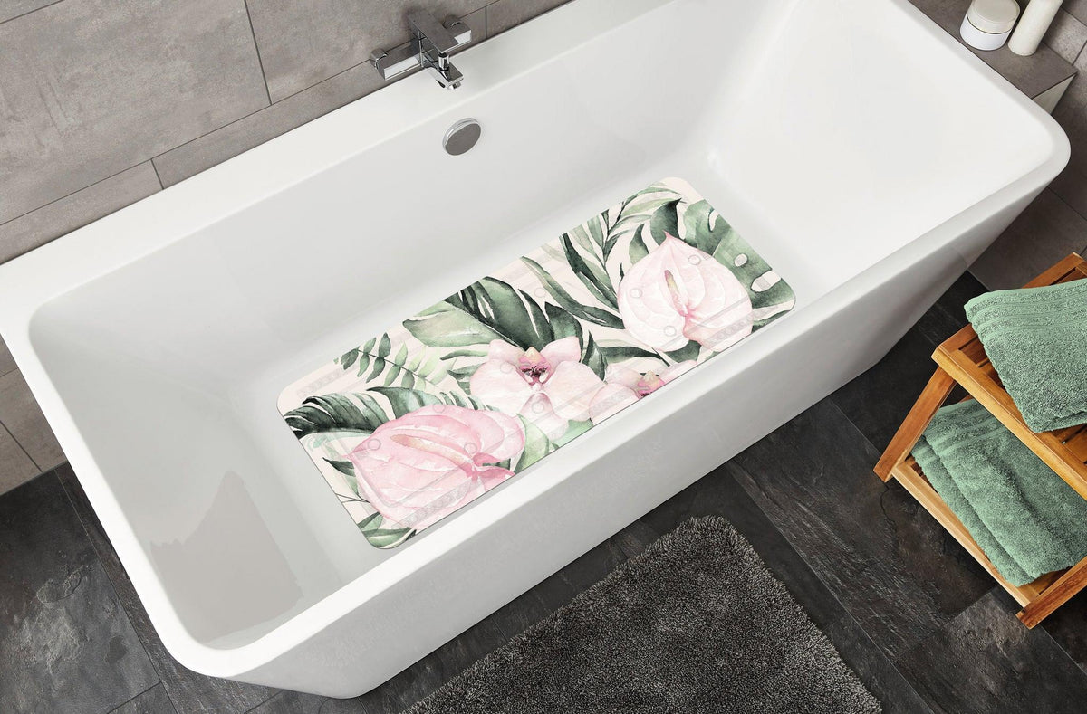 Weiße Badewanne mit tropischer Badematte in Rosa und Grüntönen Motiv