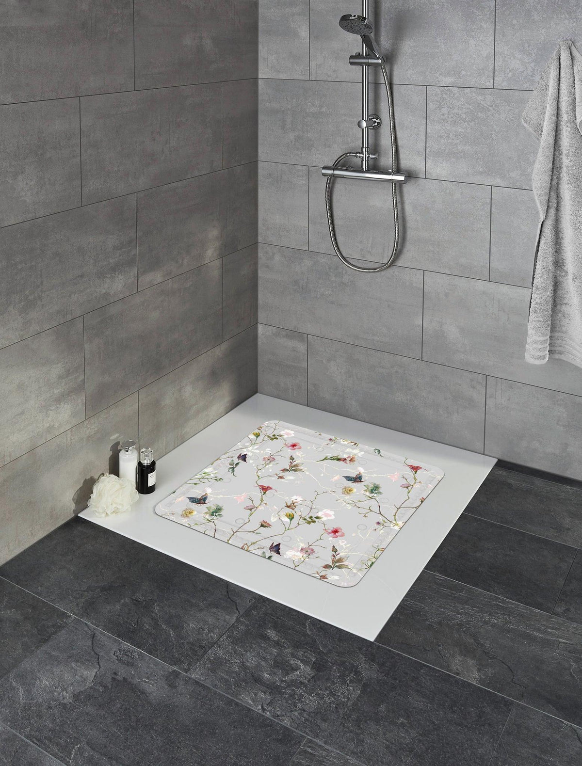 Bodengleiche Dusche mit floraler Antirutschmatte und Wandschlauch