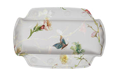 Weißes Badewannenkissen mit Blumenmuster und blauem Schmetterling
