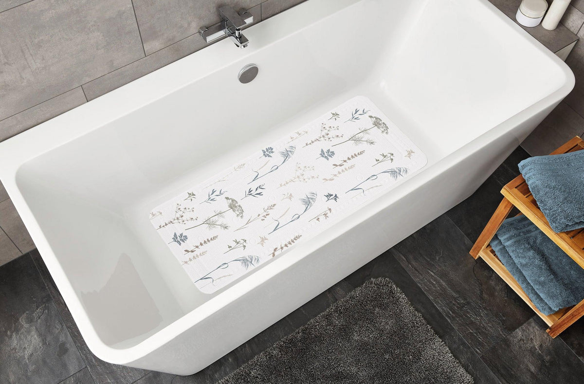 Weiße Badewanne mit rutschfester Badematte im floralen Design innen