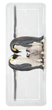 Weiße Badematte mit spiegelbildlichem Motiv zweier Pinguine zentral