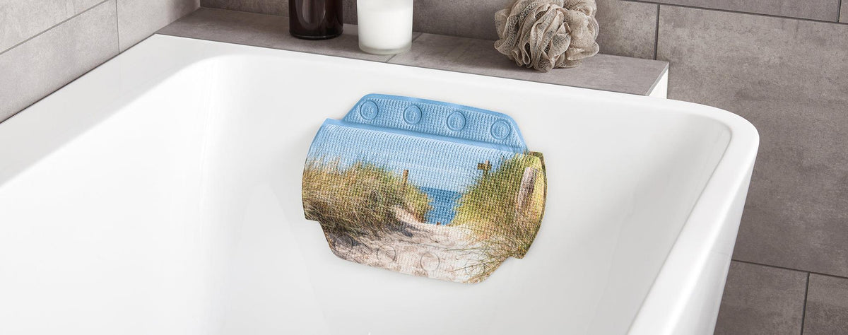 Blaue Badewannen-Antirutschmatte mit Strandmotiv in weißer Badewanne