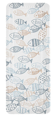 Weiße Badematte mit vielen gezeichneten Fischen in Blau und Beige Tönen