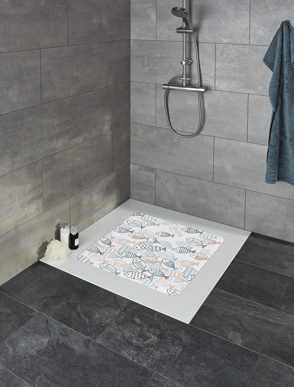 Dusche mit grauen Fliesen und rutschfester Duschmatte mit Fischmotiv