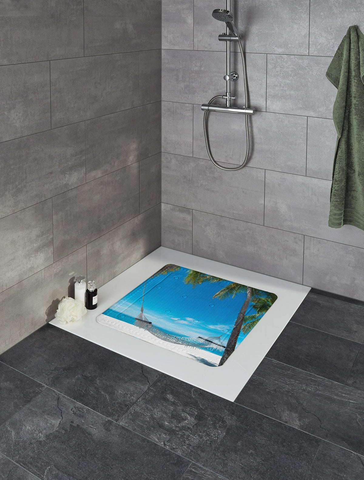 Dusche mit grauen Fliesen und Badematte mit Strand- und Palmenmotiv