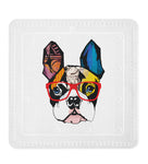 Bunte Bulldogge mit roter Brille im Pop-Art-Stil auf weißem Hintergrund