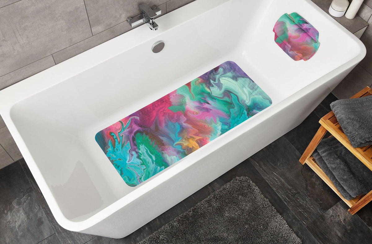 Weiße Badewanne mit bunter, abstrakter Anti-Rutsch-Matte im Bodenbereich