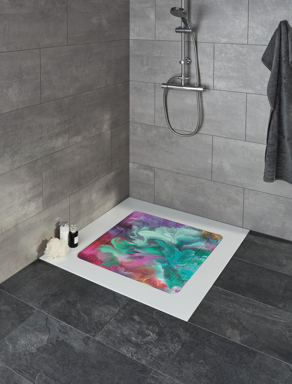 Dusche mit grauen Fliesen und bunter, abstrakter Duschmatte im Boden