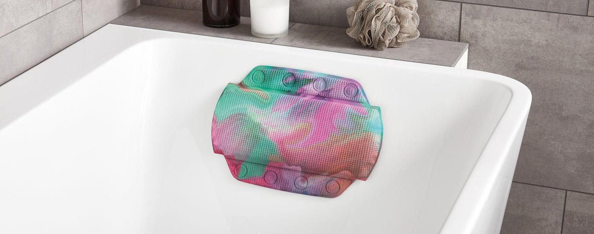 Bunte Badewannen-Kopfstütze mit Marmormuster in weißer Badewanne