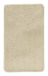 Rechteckige beige Badematte aus weichem Hochflor vor weißem Untergrund