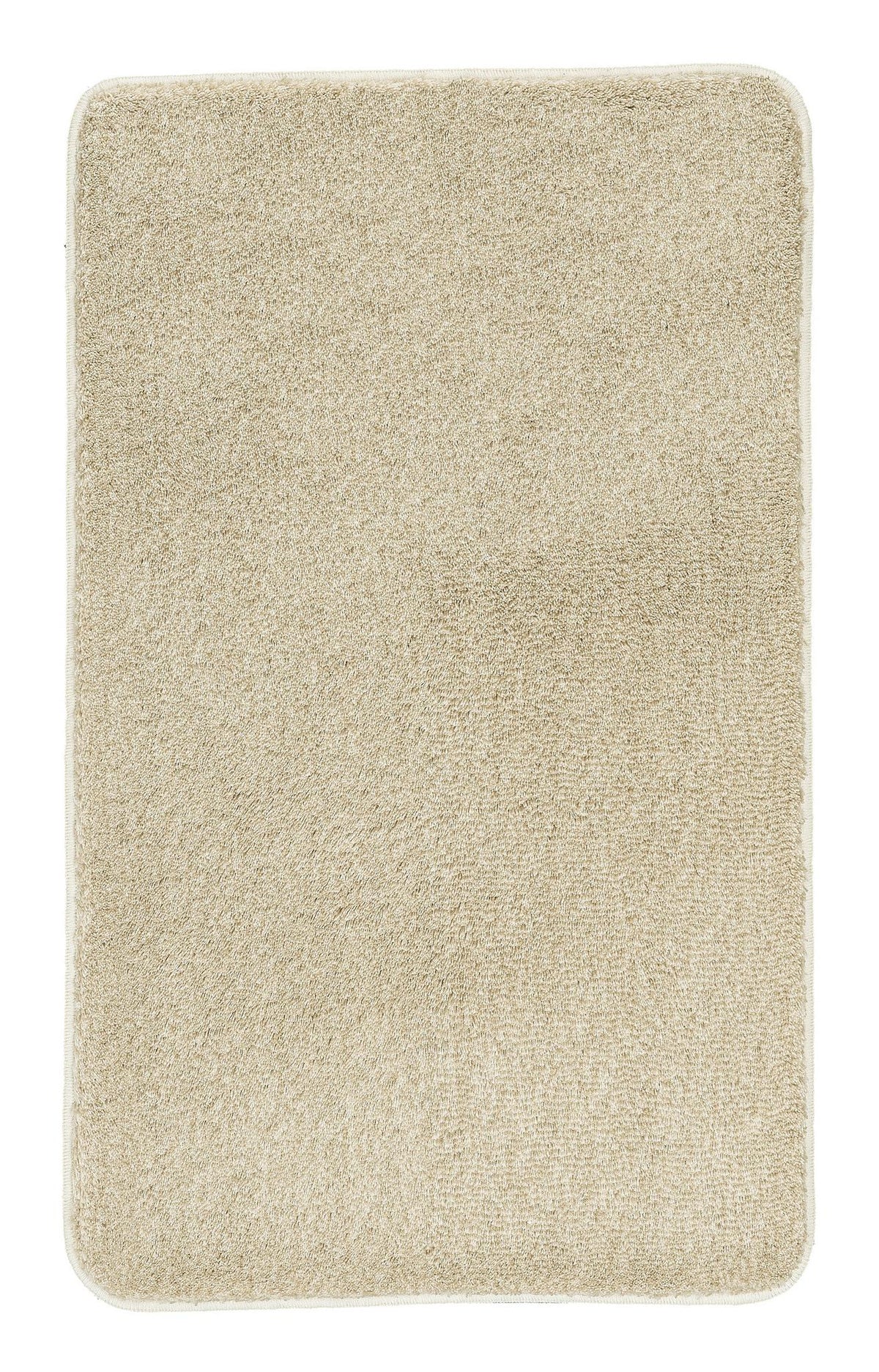 Rechteckige beige Badematte aus weichem Hochflor vor weißem Untergrund
