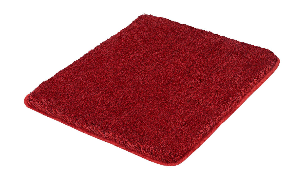 Roter rechteckiger Badteppich aus Hochflor auf weißem Hintergrund