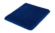Quadratische, dicke Badematte aus weichem dunkelblauem Hochflor-Frottee