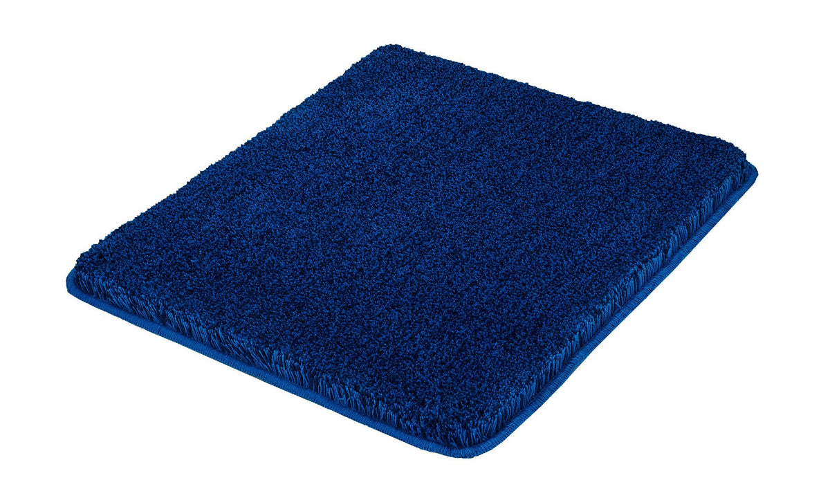 Quadratische, dicke Badematte aus weichem dunkelblauem Hochflor-Frottee