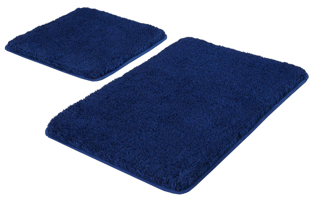 Zwei rechteckige dunkelblaue Badematten mit weicher Hochflor-Oberfläche