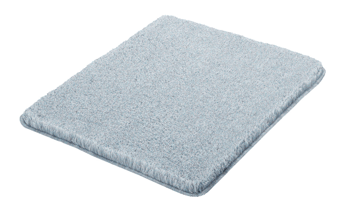 Rechteckige hellblaue Badematte mit weichem, dichtem Flor aus Stoff