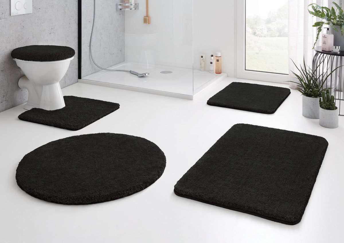 Schwarzes Badteppich-Set mit WC-Deckelbezug in modernem Bad mit Dusche und Fenster