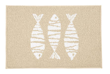 Beiger Badteppich mit drei weißen, stilisierten Fischmotiven darauf