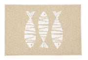 Beiger Badteppich mit drei weißen, stilisierten Fischmotiven darauf