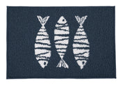 Dunkelblaue Badematte mit drei weißen, gestreiften Fischmotiven