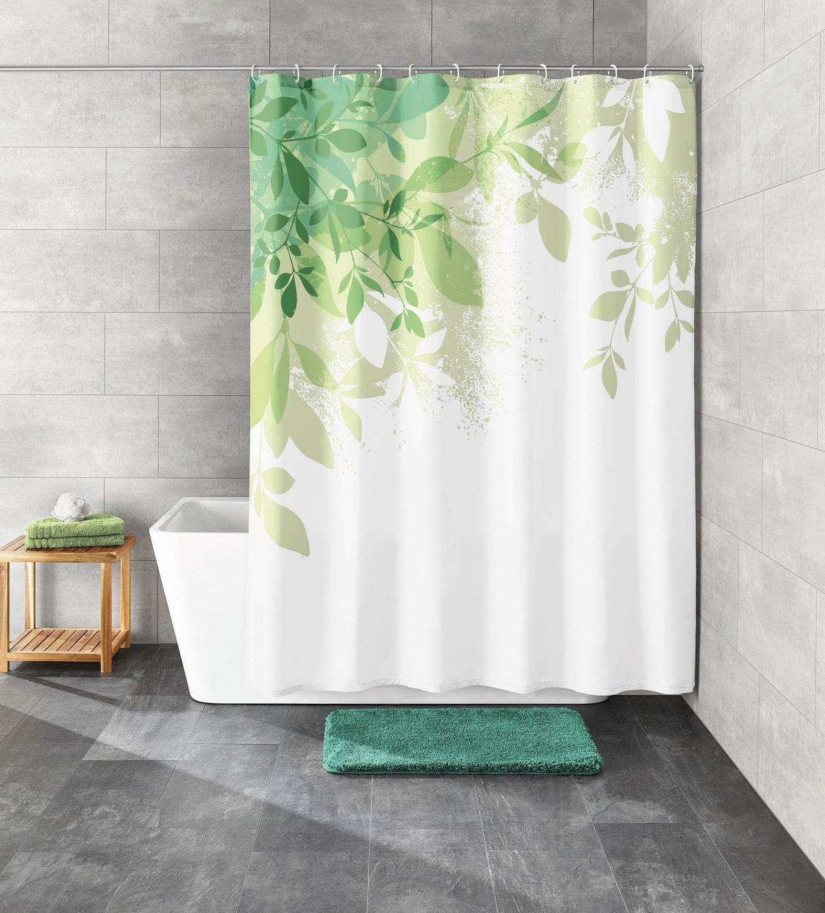 Duschvorhang mit grünem Blättermuster in modernem Bad mit Badewanne.