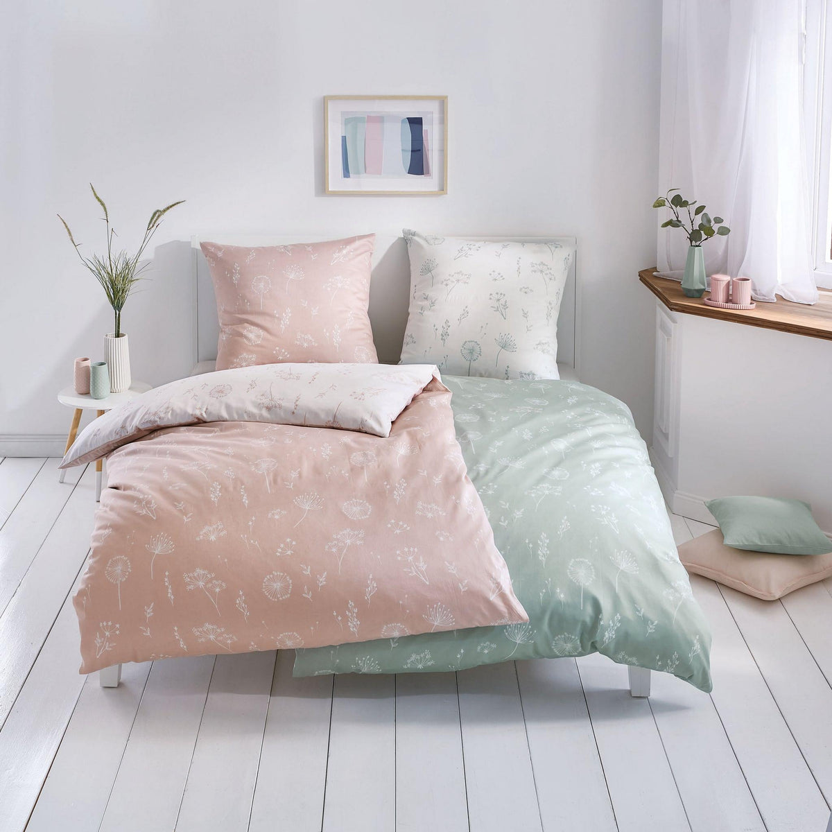 Pastellfarbene Bettwäsche mit Pflanzenmotiv in hellem Schlafzimmer