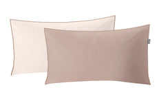 Zwei rechteckige Kopfkissenbezüge in Beige und Creme, übereinander