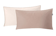 Zwei rechteckige Kopfkissenbezüge in Beige und Creme, übereinander