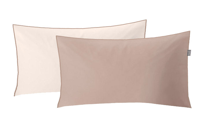 Zwei rechteckige Kopfkissenbezüge in Beige und Creme, übereinander