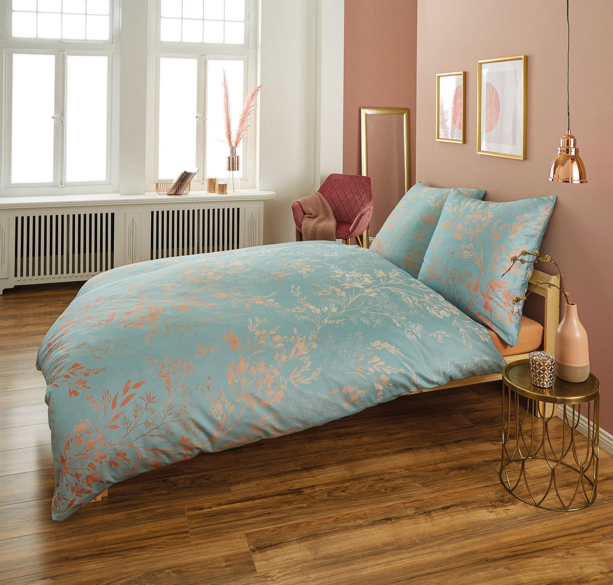 Doppelbett mit türkisfarbener Blumen-Bettwäsche in modernem Schlafzimmer