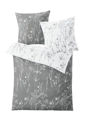 Bettwäsche in Grau und Weiß mit feinem floralen Zweigmotiv über die Fläche