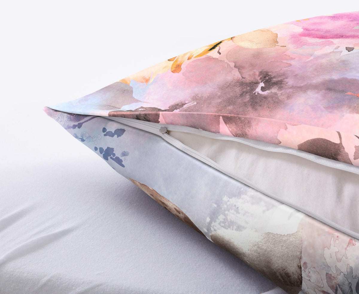 Kissen mit pastellfarbenem Aquarell-Blumenbezug und Reißverschluss