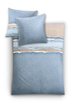 Bettwäsche-Set in Blau mit weißen Wellenmustern auf Decke und Kissen
