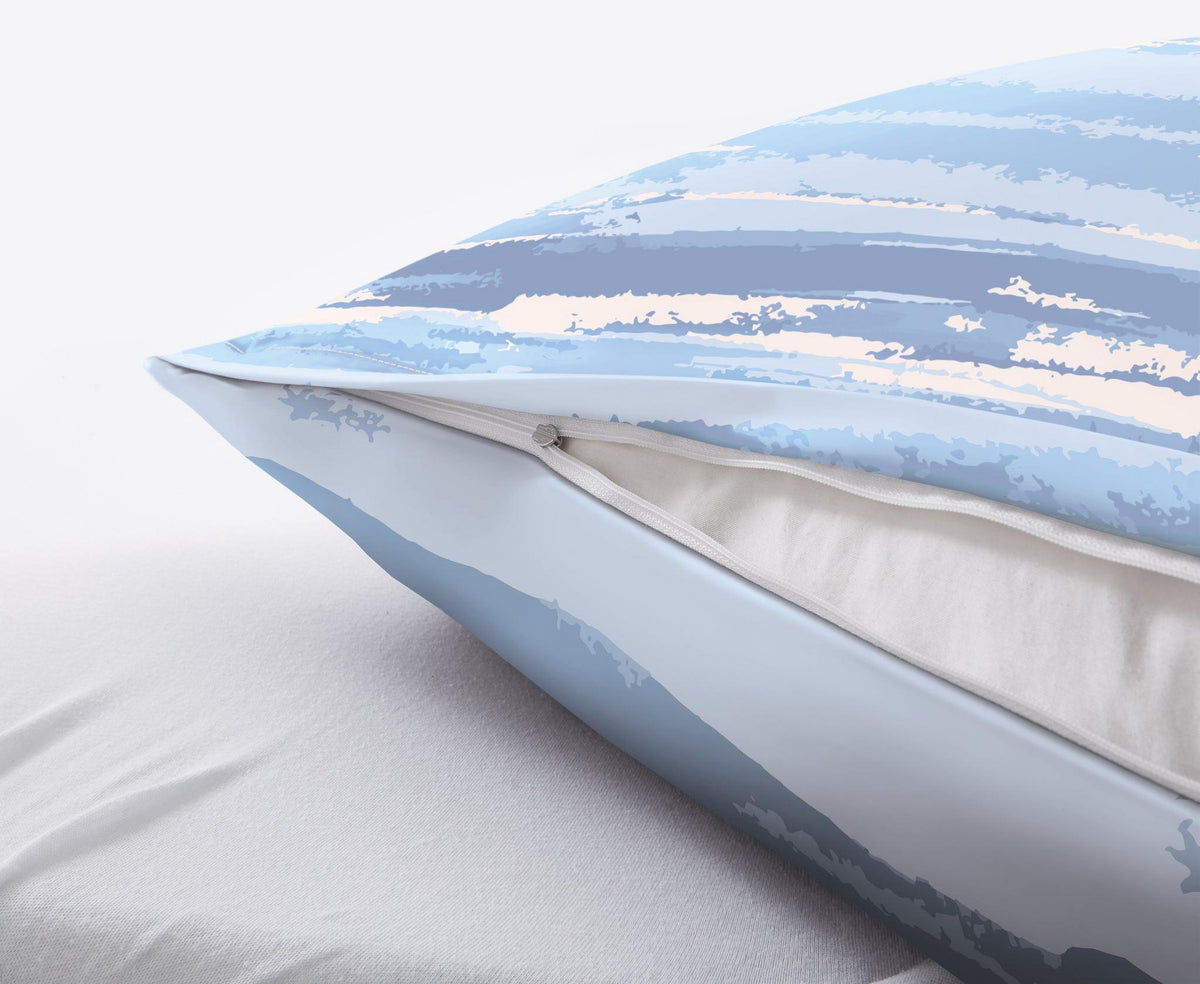 Blau-weiß gestreifter Kissenbezug mit halb geöffnetem Reißverschluss