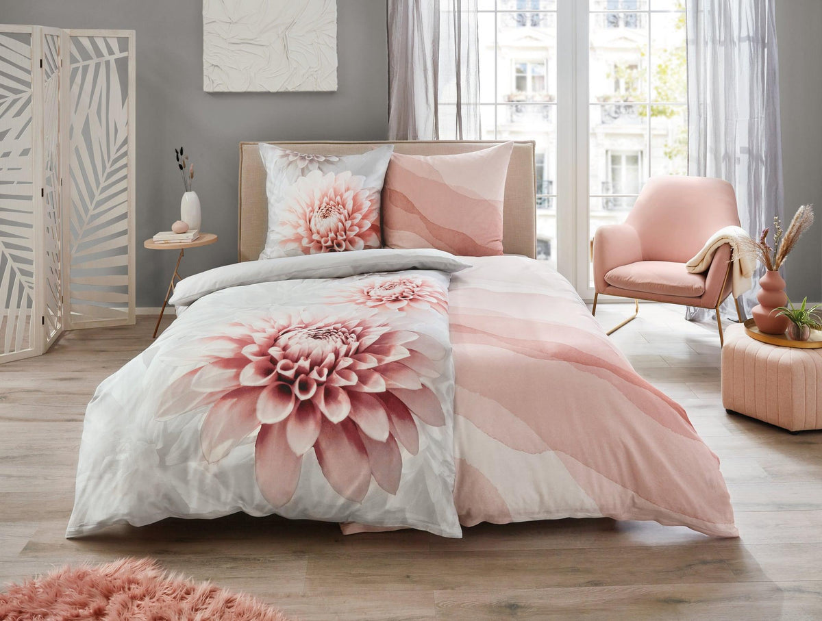 Rosa Bettwäsche mit großem Blütenmotiv in hellem, modernem Schlafzimmer