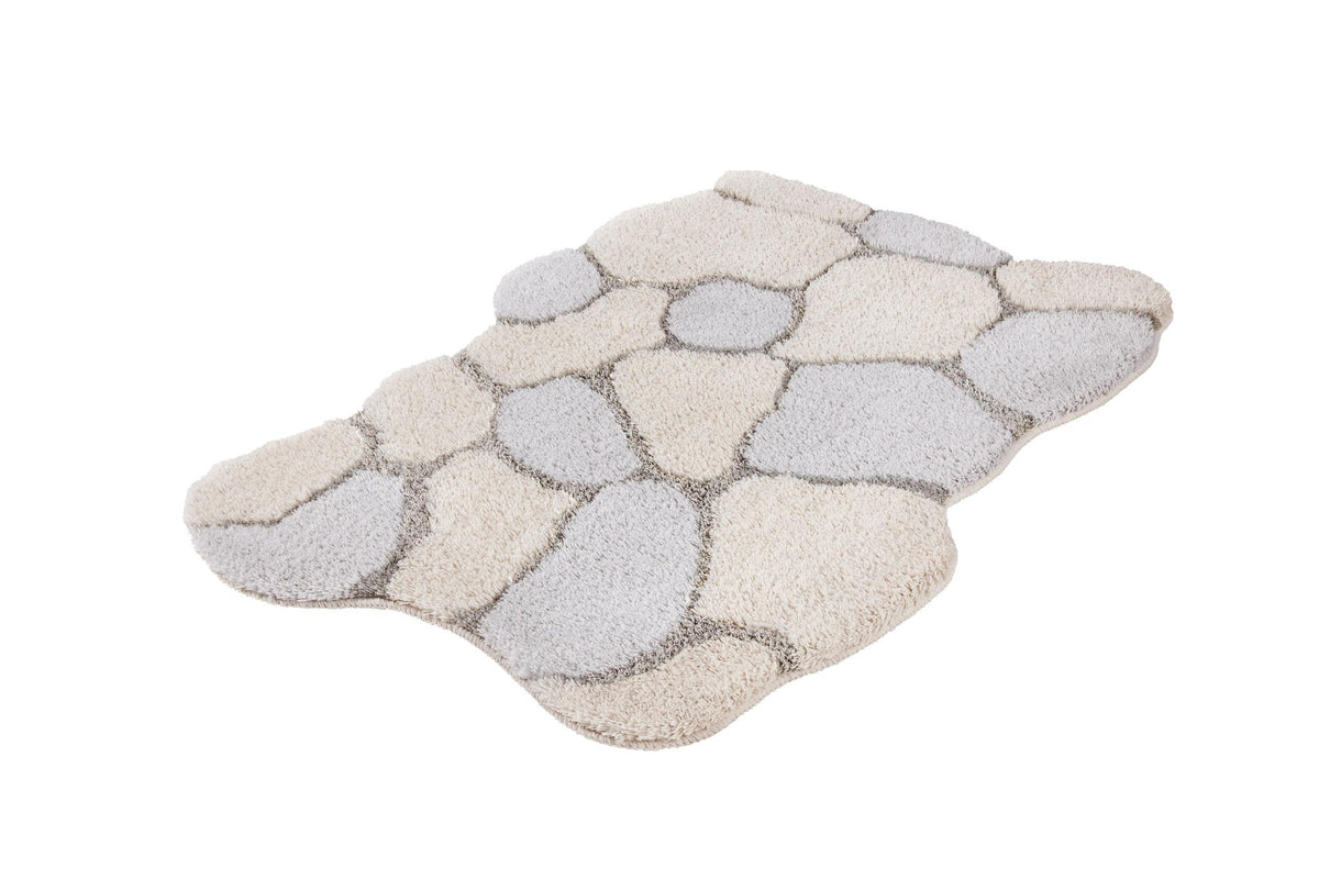 Ein flauschiger Badteppich in Beige und Grau mit Wabenmuster.
