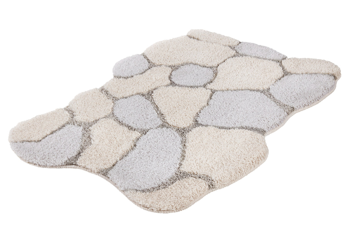 Der flauschige Teppich zeigt ein Steinmuster in Beige und Grau.