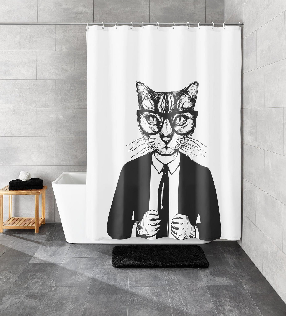 Duschvorhang mit Katze im Anzug vor moderner Badewanne und grauen Fliesen