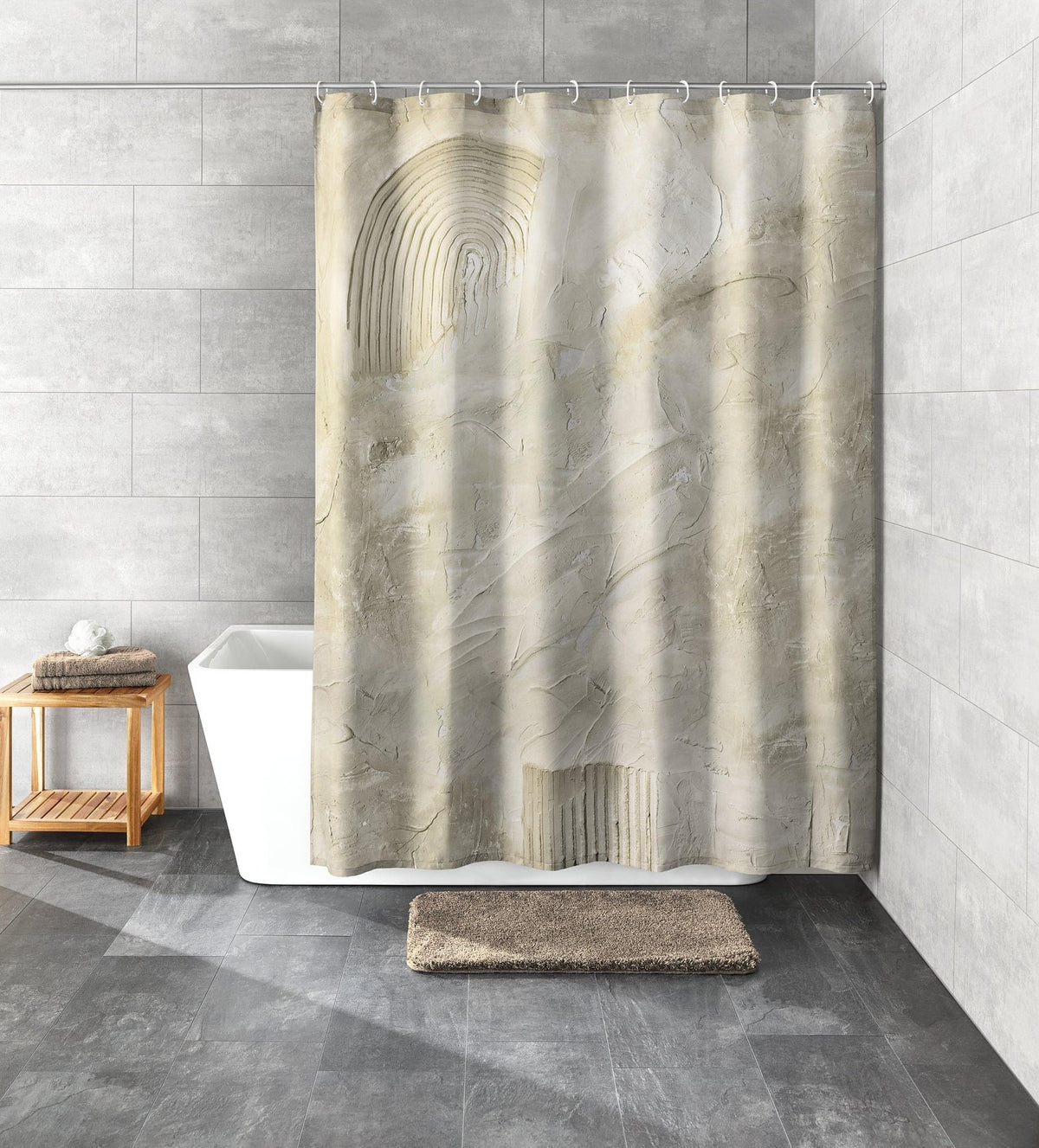 Modernes Badezimmer mit weißer Badewanne und beigem Duschvorhang