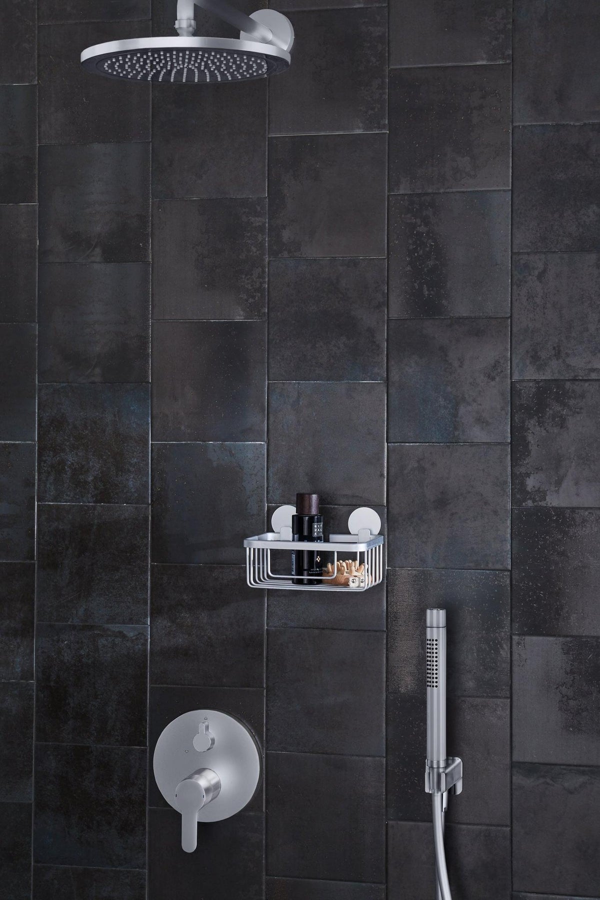 Dusche mit großer Regendusche, Wandablage und Handbrause aus Metall