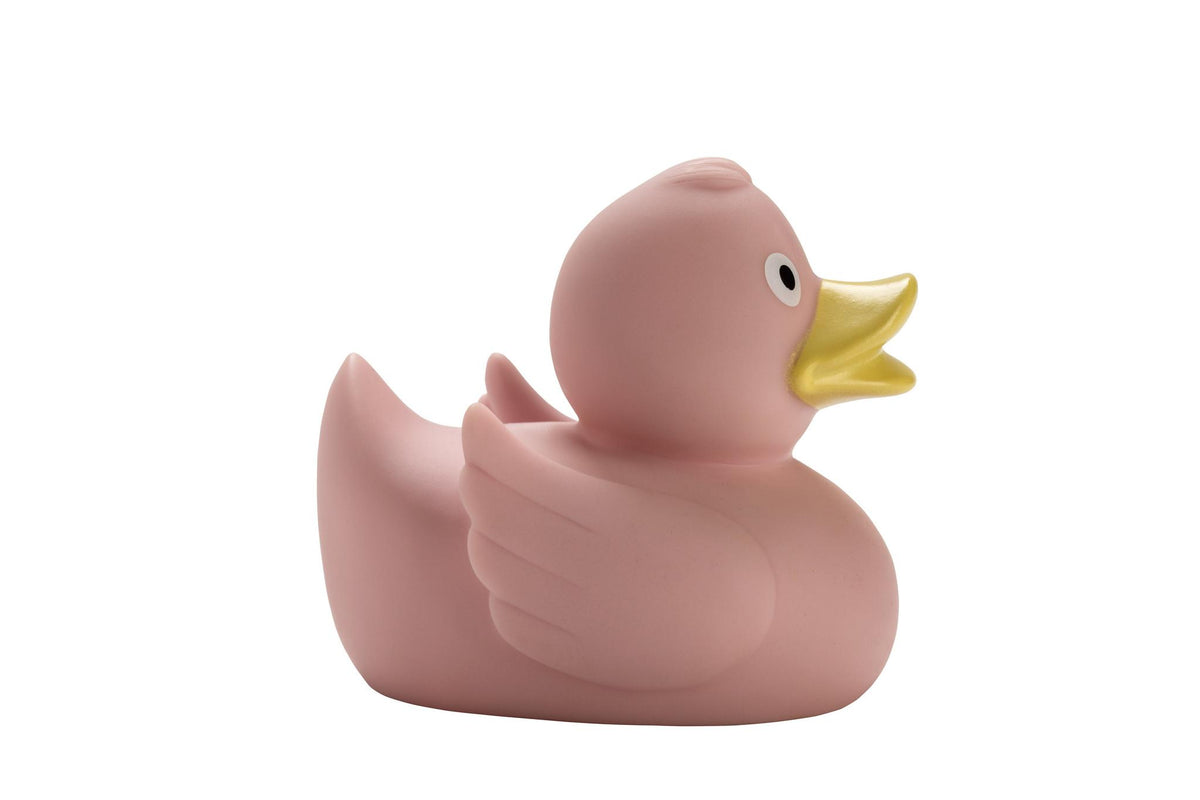 Rosa Badeente mit goldfarbenem Schnabel vor weißem Hintergrund